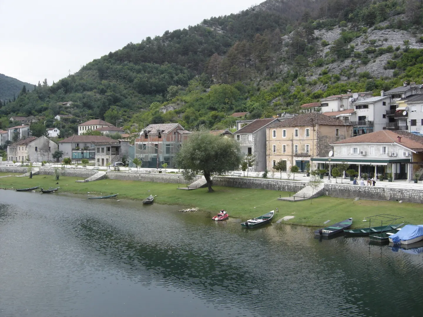 Riječna obala i šetalište u Rijeci Crnojevića
