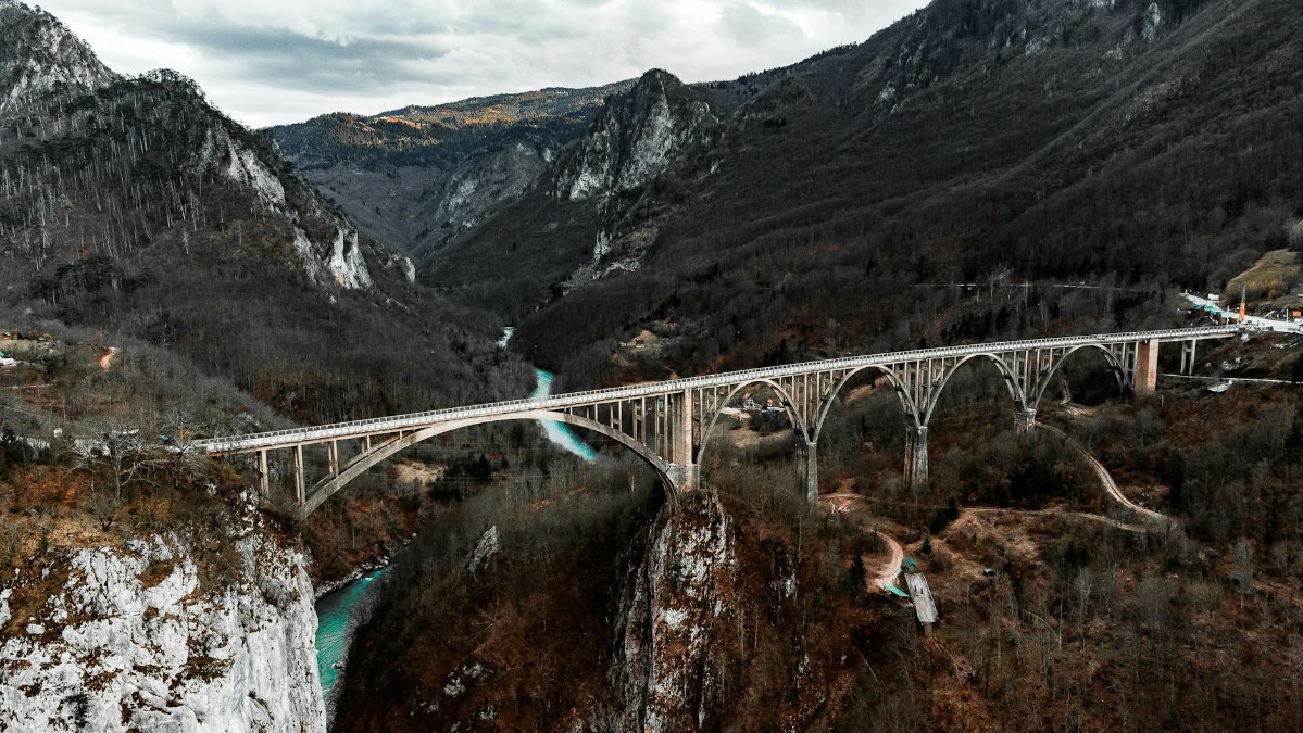 Djurdjevica Tara Bridge spanning canyon
