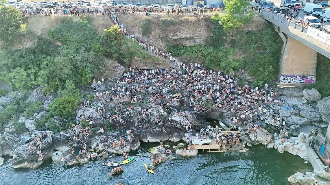 Vezir Bridge Diving (Skokovi sa Vezirovog mosta) — 1