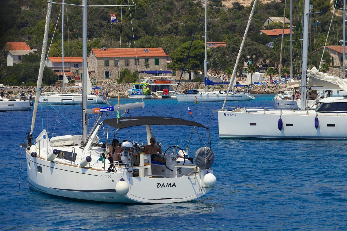 Bokokotorski zaliv je jedini pravi fjord na Mediteranu i najjužniji fjord u Evropi. Možete provesti čitavu sedmicu krsta