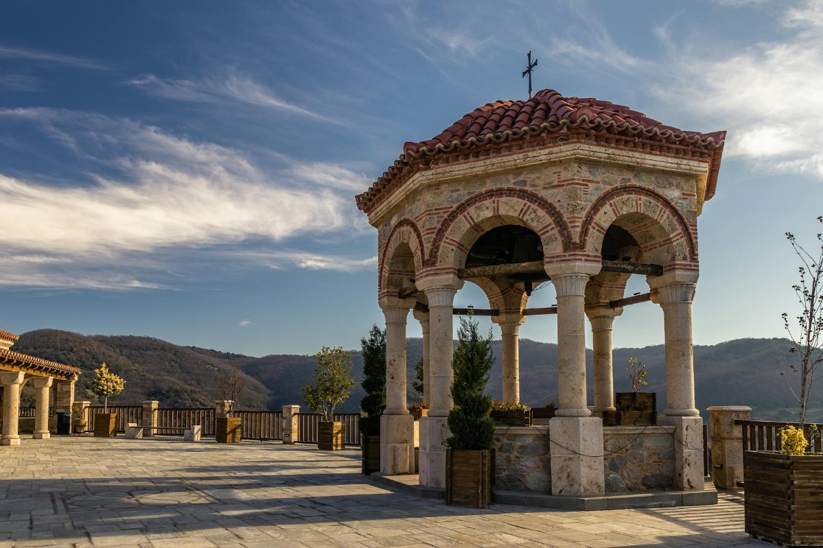 Gornja crkva manastira Ostrog uklesana je direktno u liticу bez ikakve vanjske potporne konstrukcije, što je poduhvat in