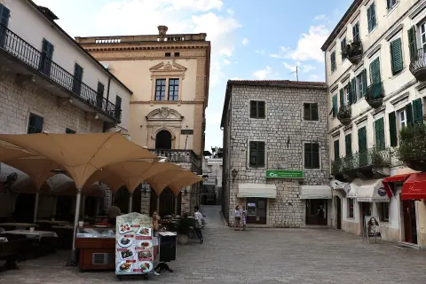 Kotor, piazza della torre dell'orologio, 01