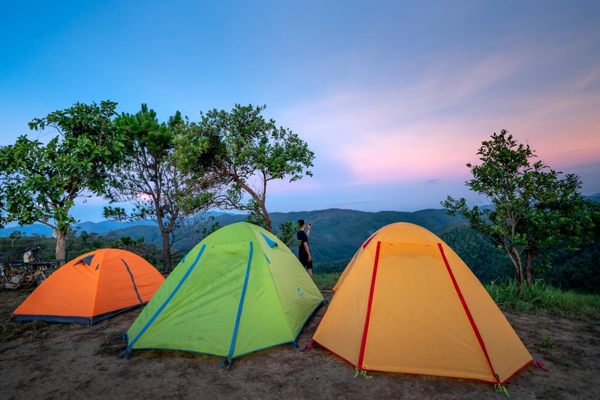 El cañón del río Tara, donde se encuentra uno de los lugares de camping más hermosos de Montenegro, tiene 1.300 metros d