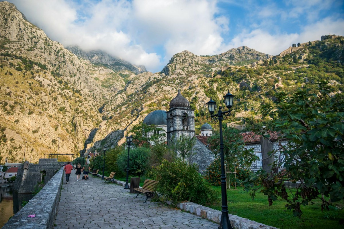 Planinarenje u Crnoj Gori: Između Neba i Divljine