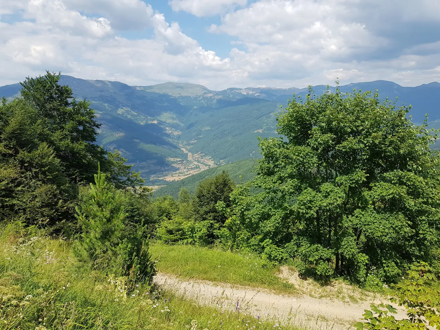 Makadam sa pogledom na dolinu
