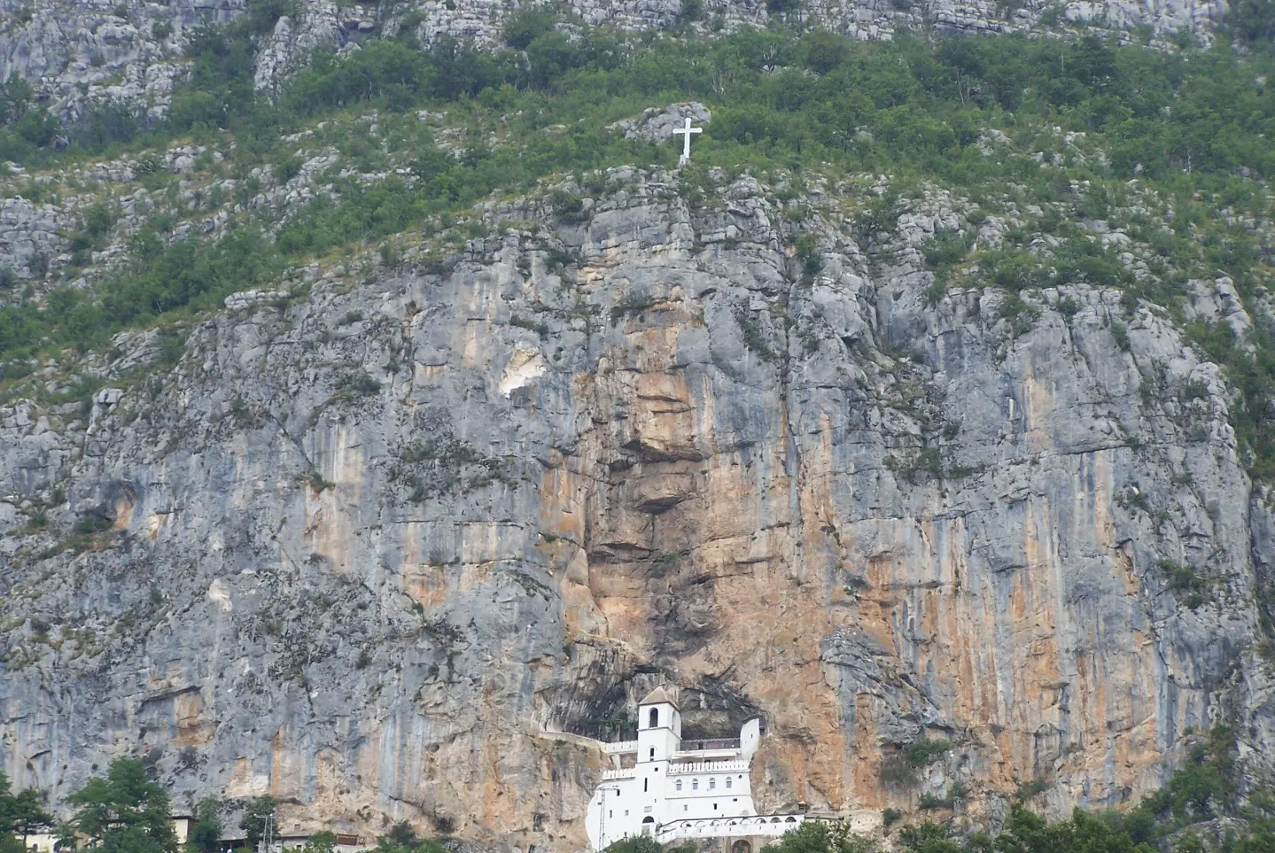 Gornji manastir Ostrog ispod litice