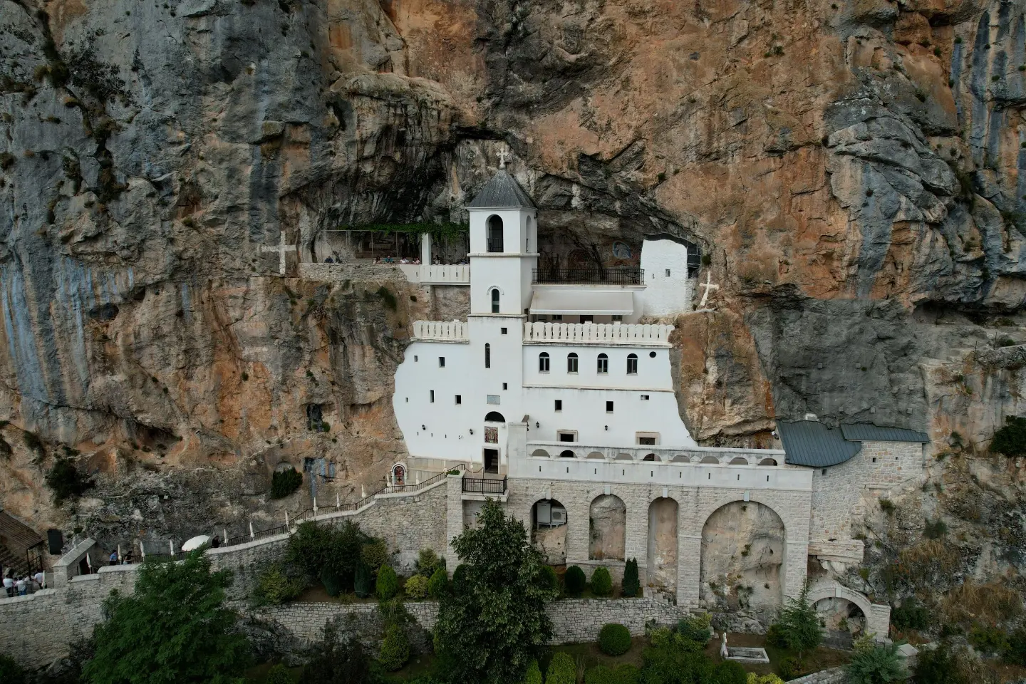 Gornji manastir Ostrog u stijeni