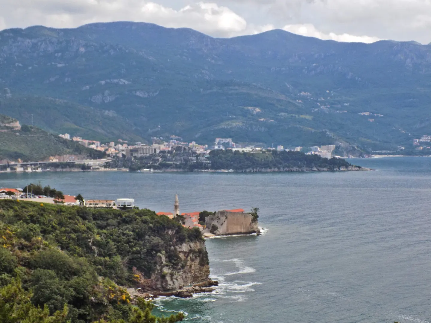 Pogled na plažu Mogren i Budvu