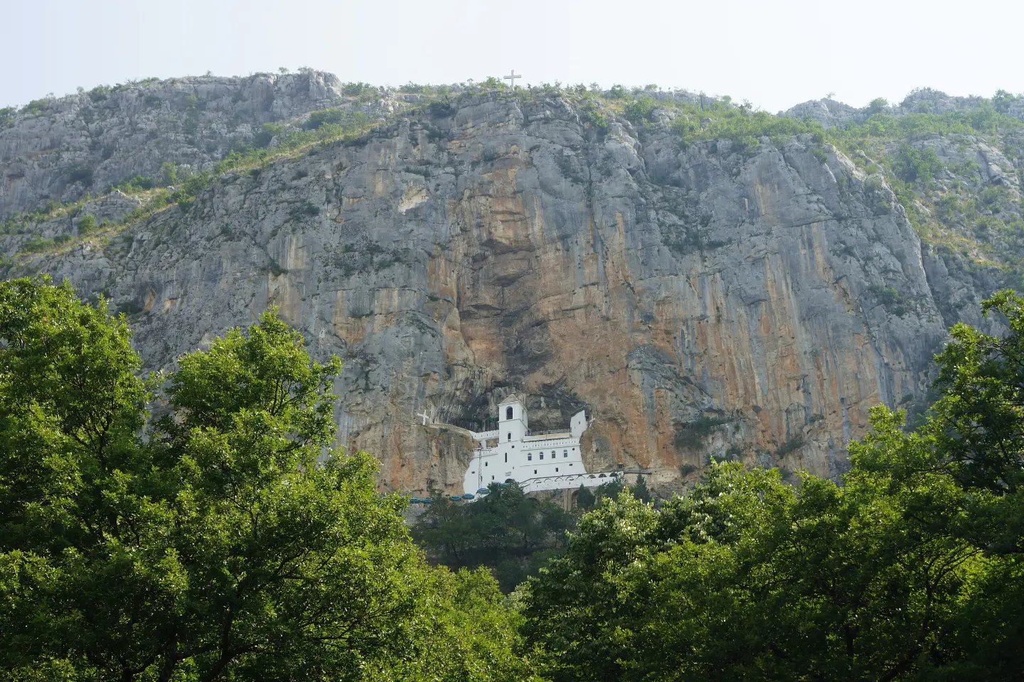 Gornji manastir Ostrog u stijeni