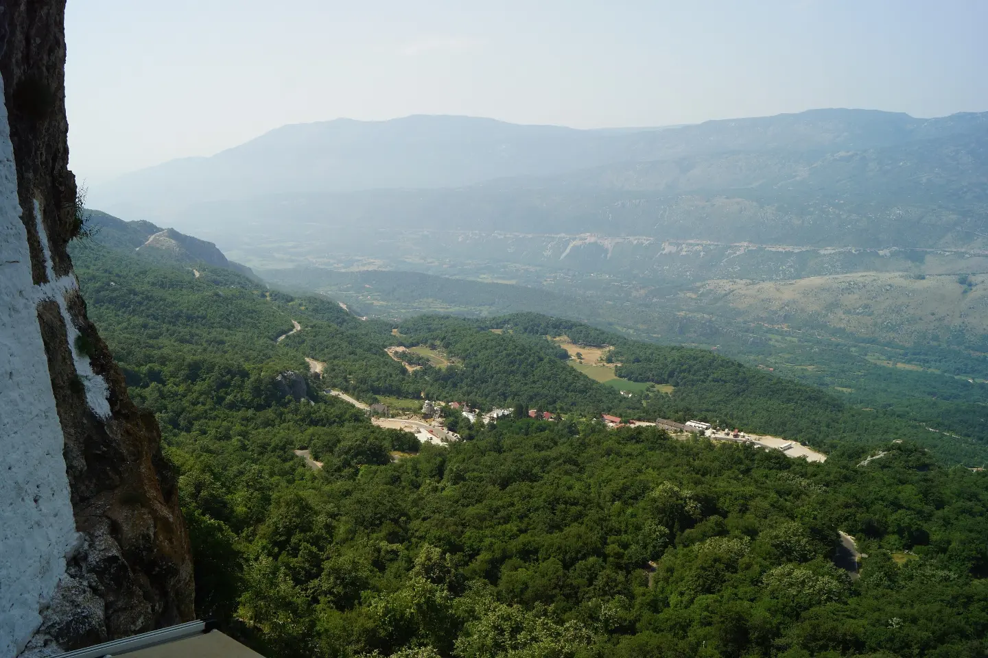 Pogled sa manastira Ostrog na Bjelopavlićku ravnicu