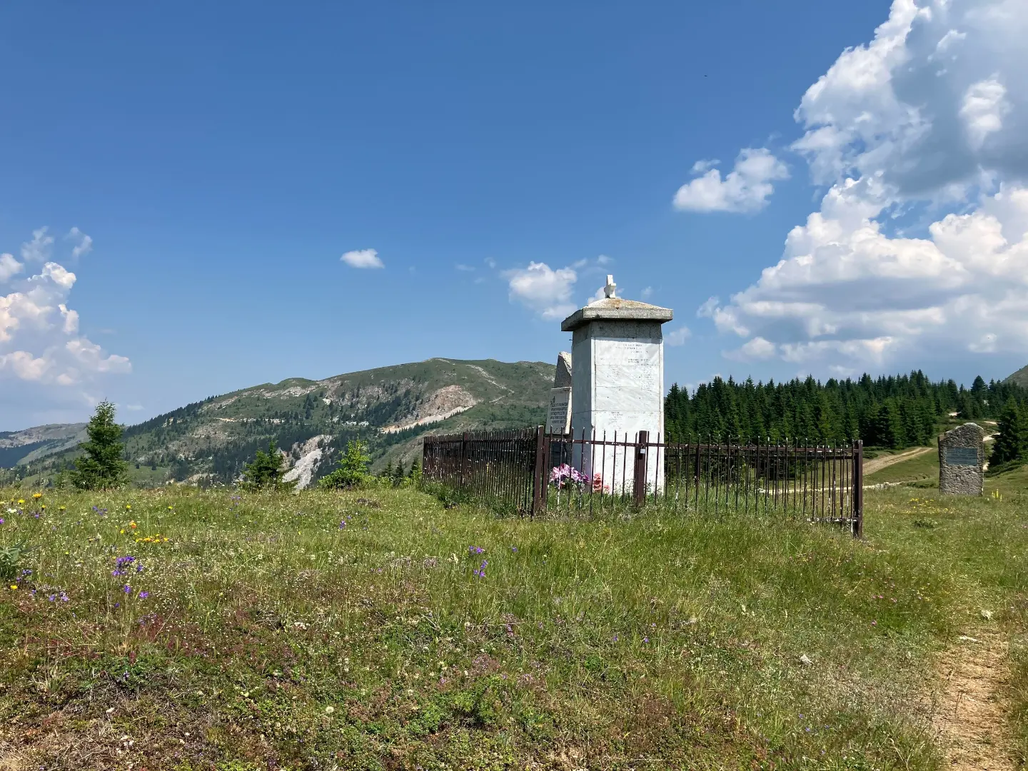 Memorial on the Čakor pass