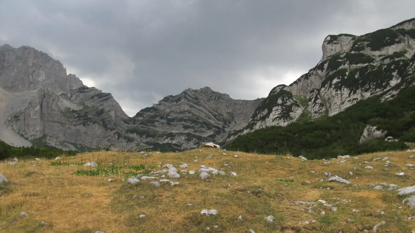 Šareni pasovi iznad Škrčkih jezera