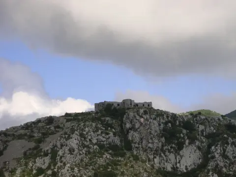 Brajići – Kosmač – Vidikovac: planinska staza iznad Svetog Stefana