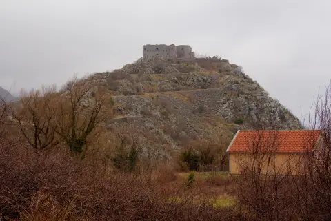 Brajići – Kosmač – Aussichtspunkt: Gebirgsweg oberhalb von Sveti Stefan