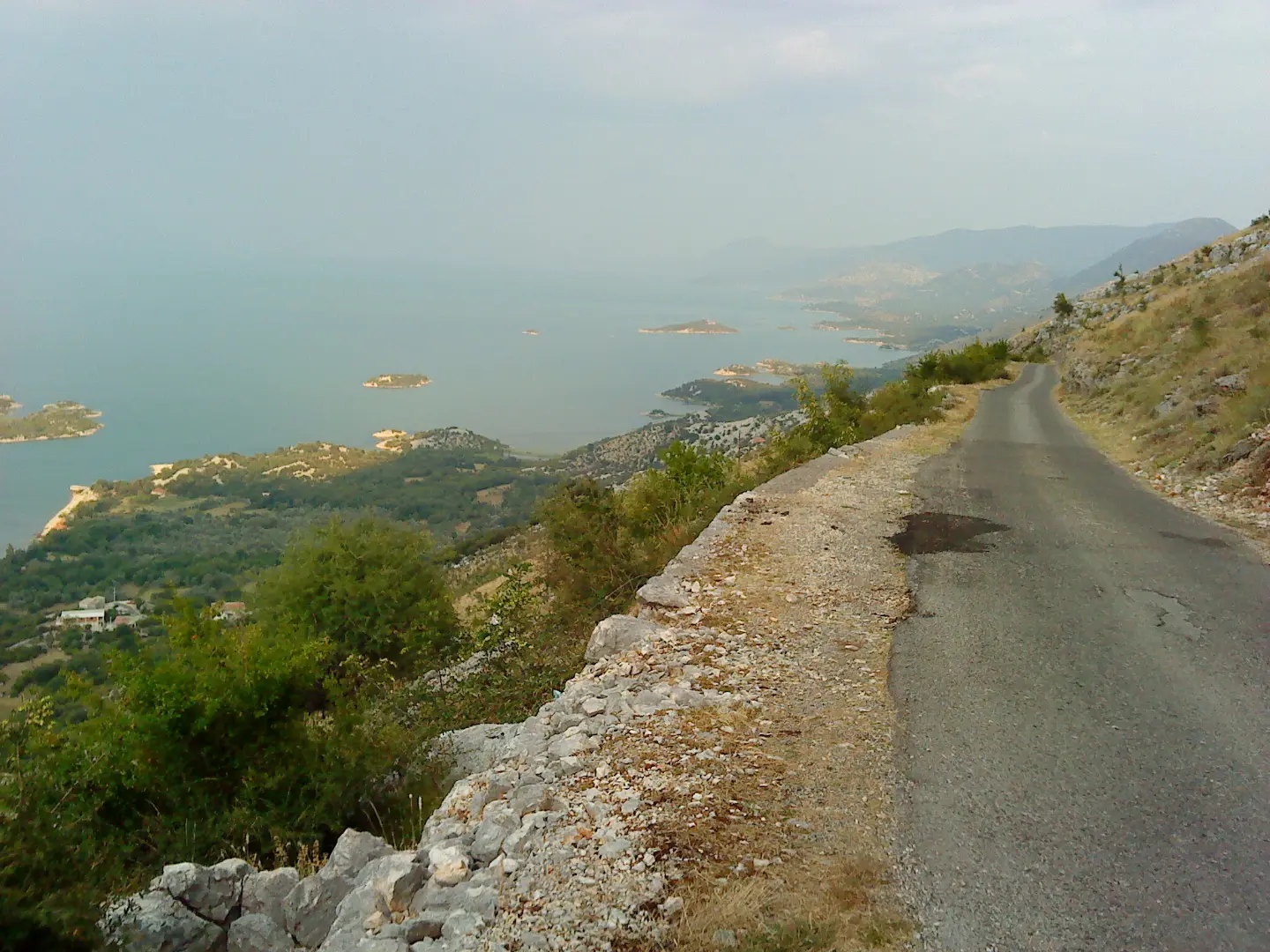 Put iznad južne obale Skadarskog jezera