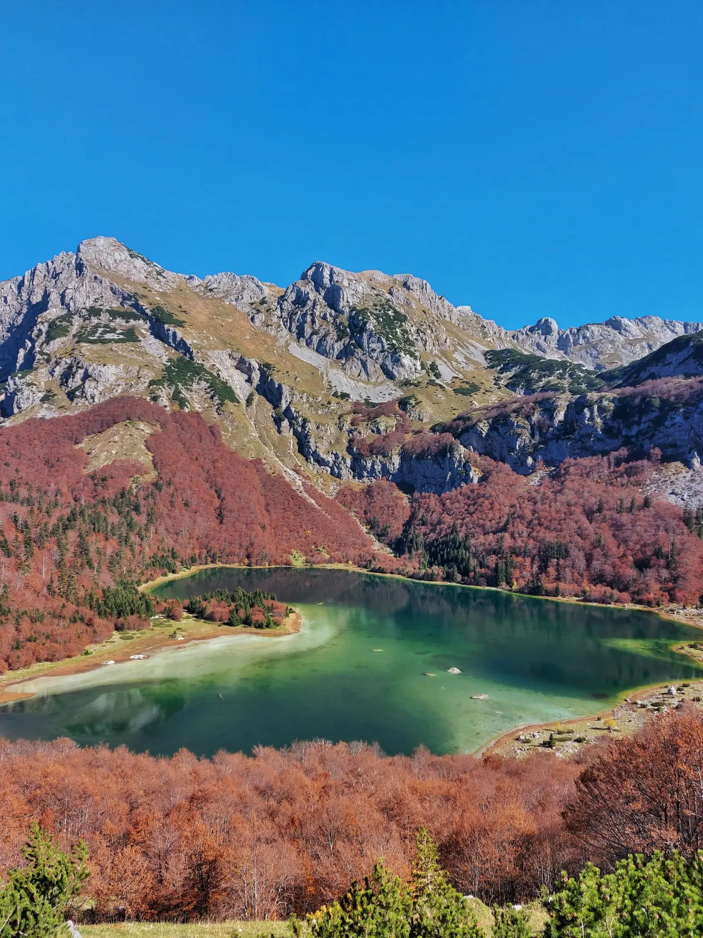 Trnovačko jezero u jesen