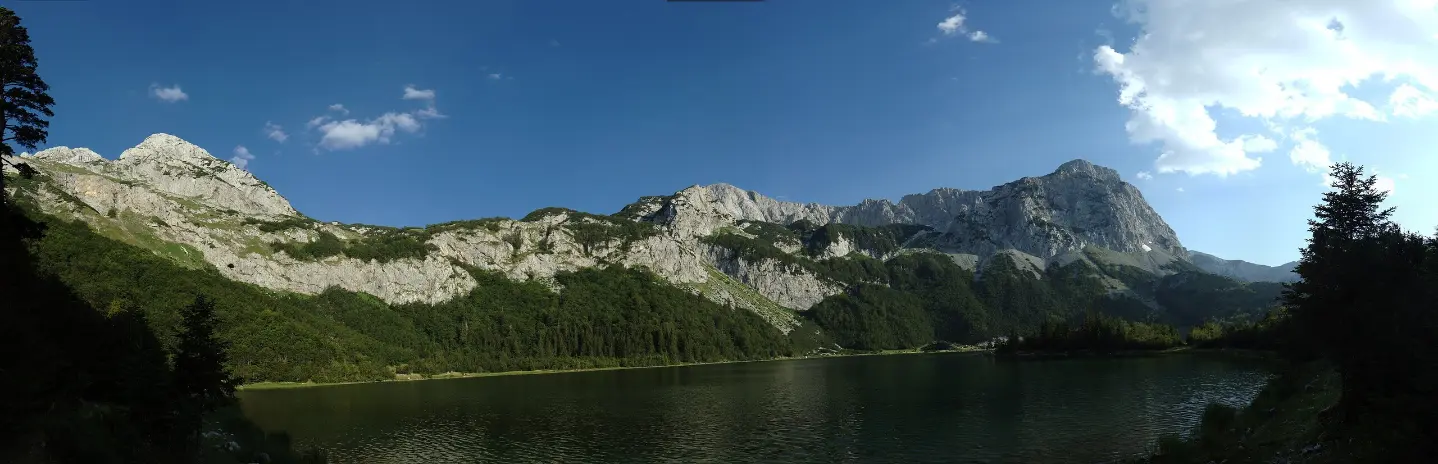 Trnovačko jezero i masiv Maglića
