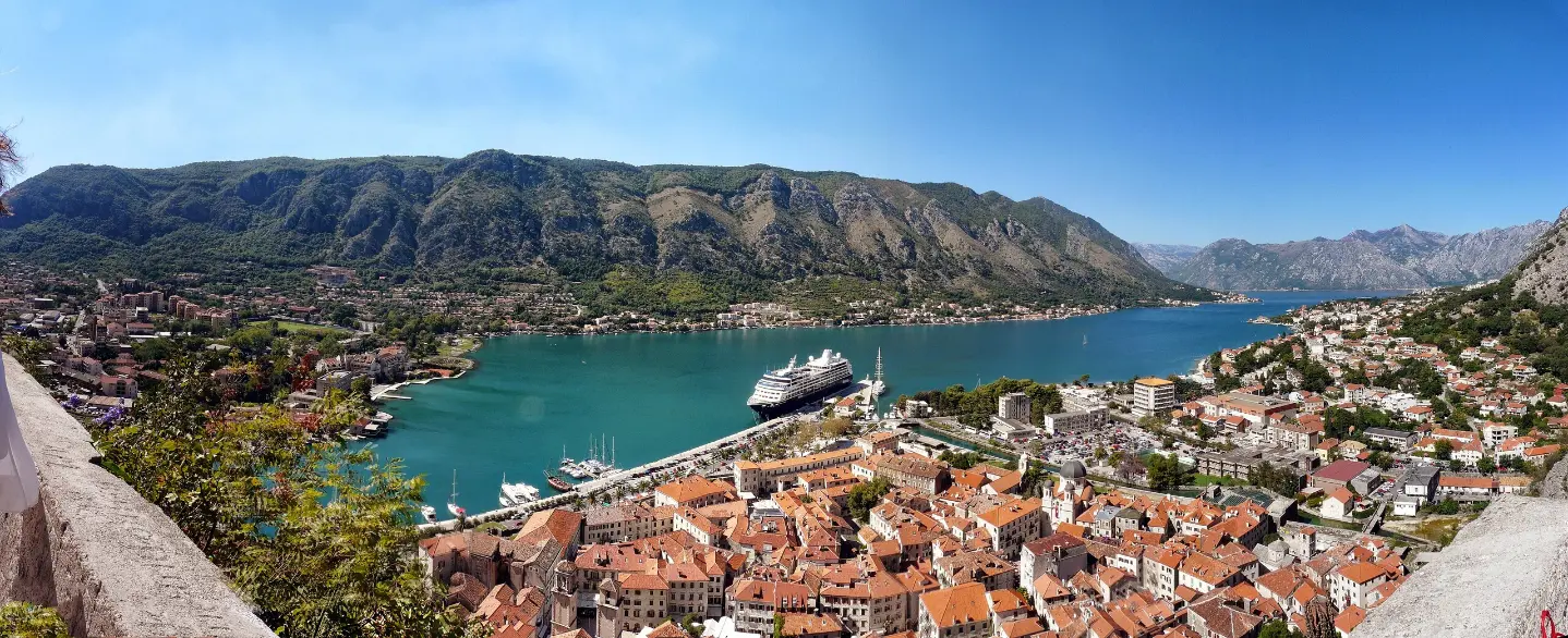 Pogled na Kotor sa bedema iznad Špiljara