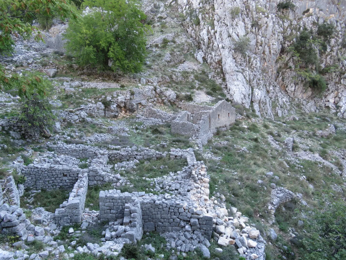 Kamene kuće i stijene u Špiljarima