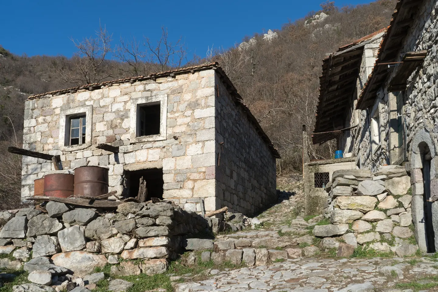 Stara kamena kuća u brdima iznad Starog Bara
