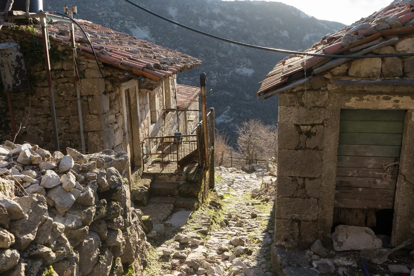 Napuštene kamene kuće na putu