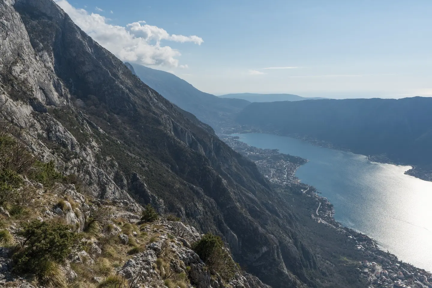 Pogled niz zaliv sa staze