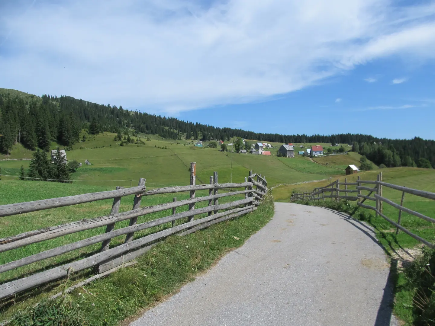 Road through Bosača village