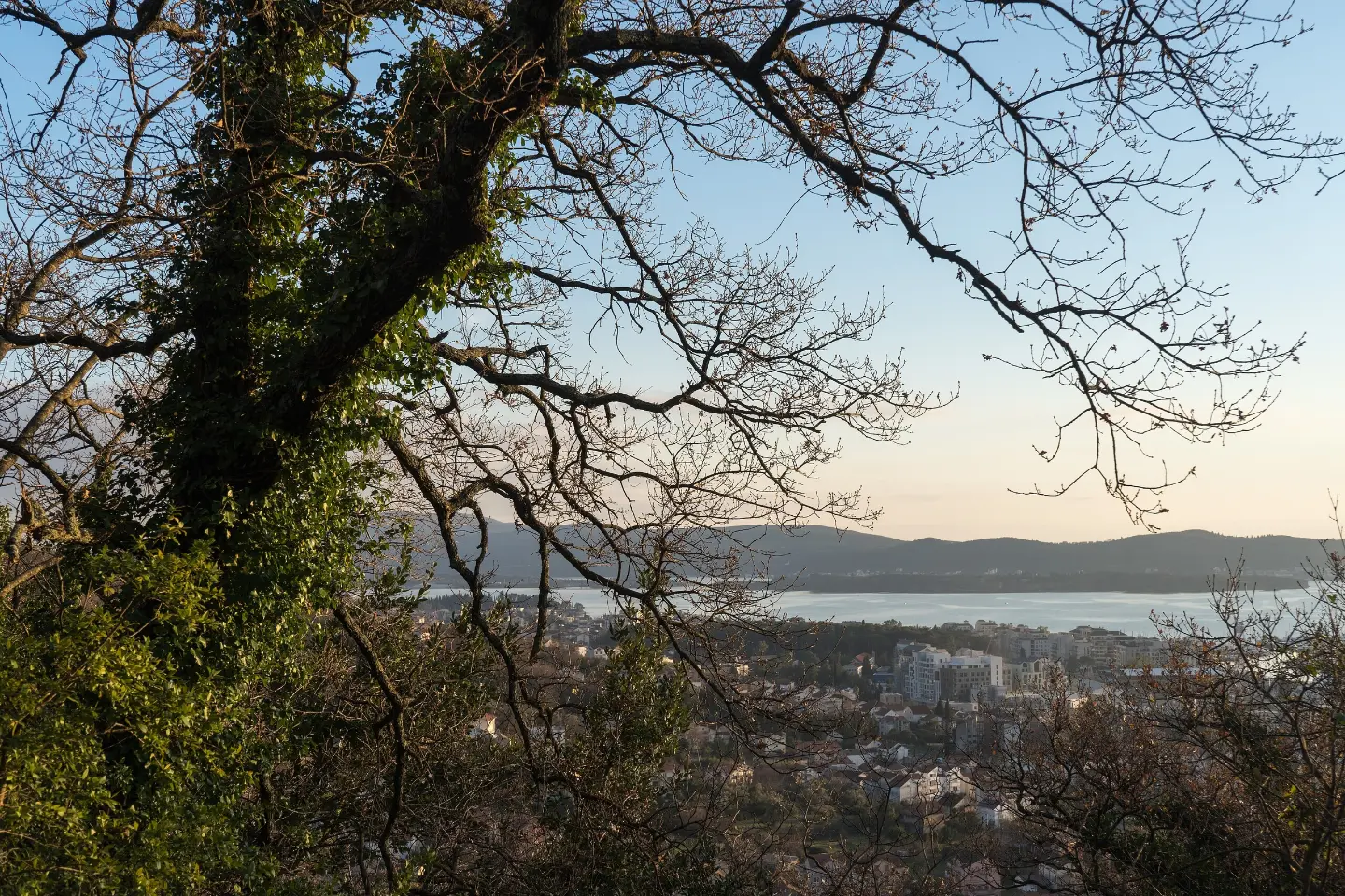 Pogled na Tivat sa puta za Gornju Lastvu