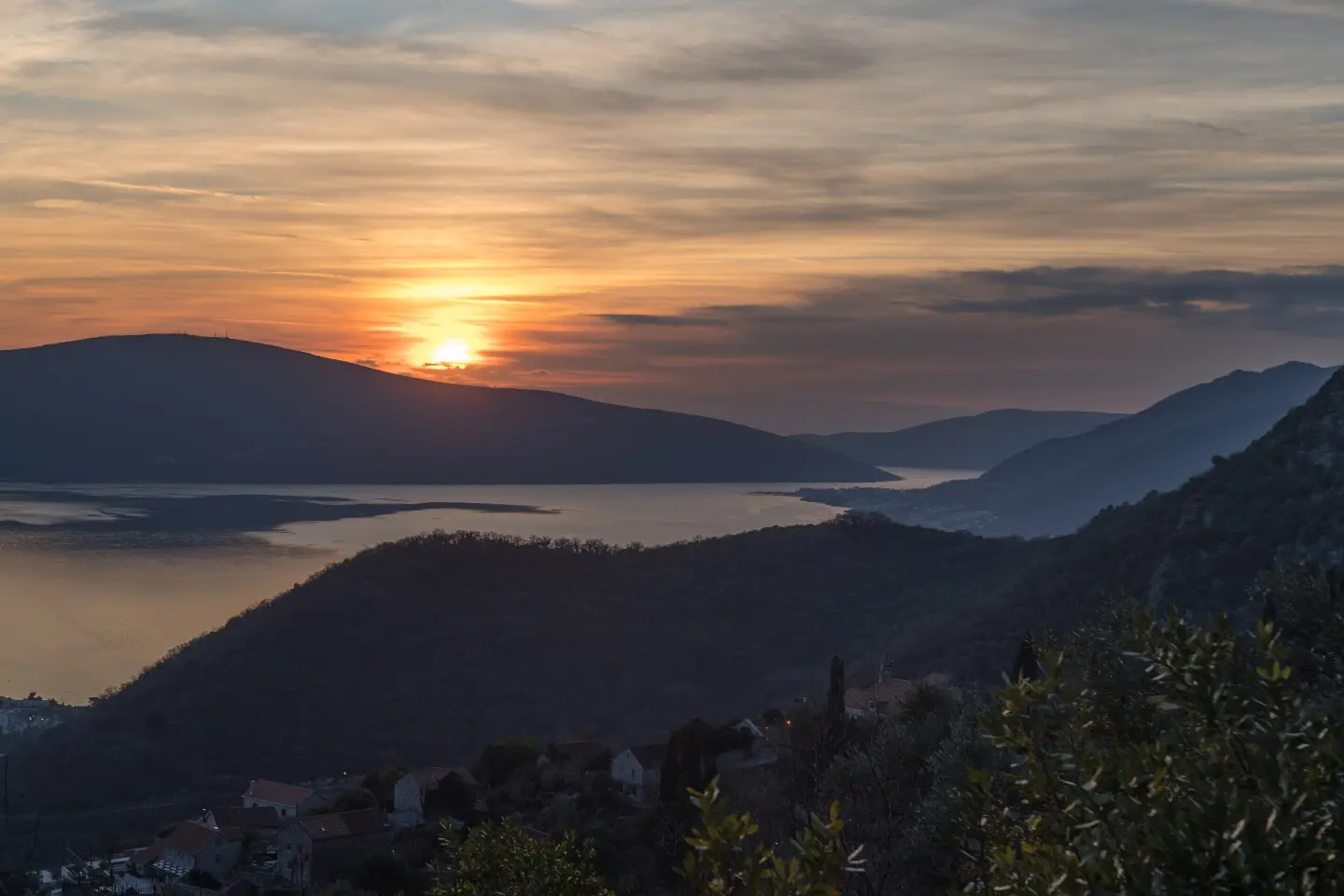 Zalazak sunca nad Bokom iz Gornje Lastve
