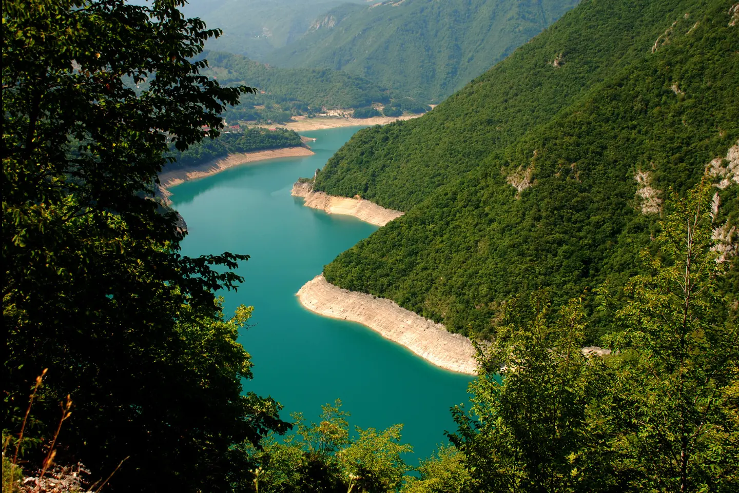 Pivsko jezero između kanjonskih strana