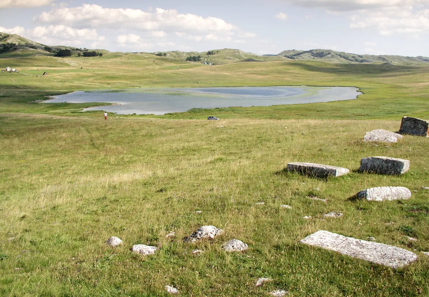 Stećci Grčkog groblja, u pozadini jezero